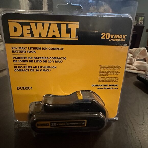 DEWALT DCB201 20V MAX 1.5 Ah Lithium-Ion Battery - Picture 1 of 2